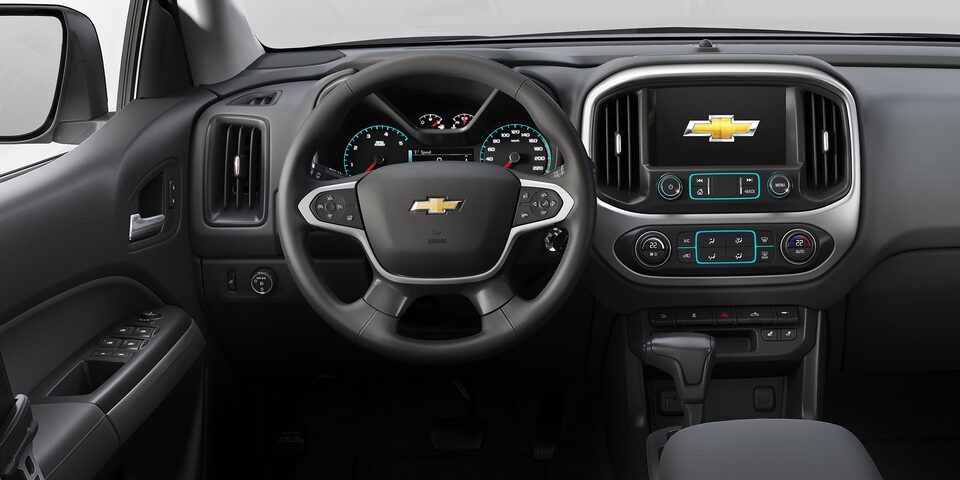 Volante con controles de audio, forrado en piel y pantalla táctil a color de 8 pulgadas de alta resolución, bluetooth, Wi Fi e interfaz con Siri eyes free