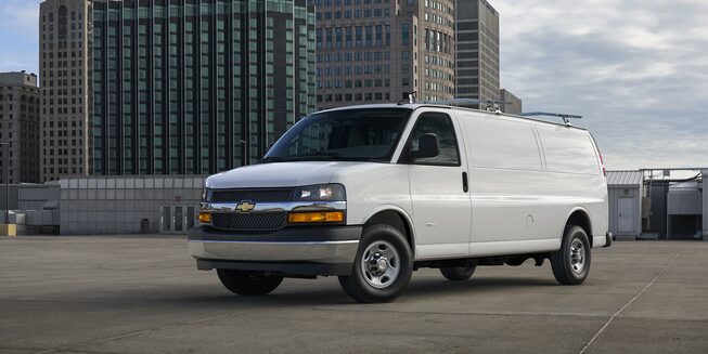 Chevrolet Express 2021 camioneta van con defensa delantera y trasera cromada