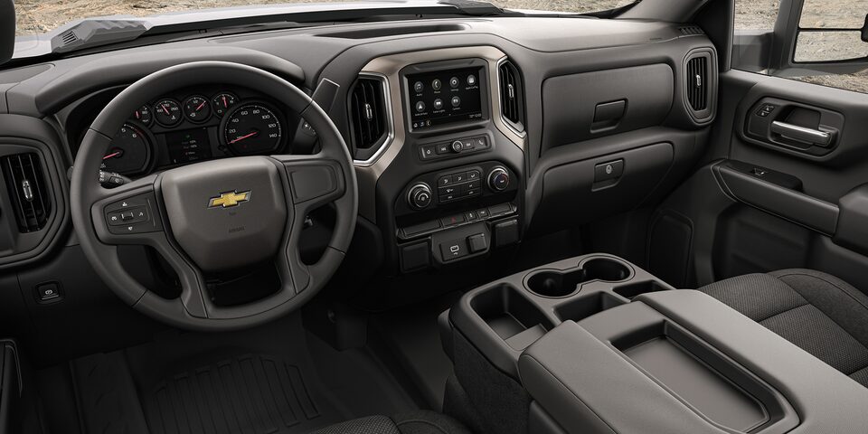 Chevrolet Silverado 3500 2022, camioneta de carga incluye volante con ajuste de altura y panel de instrumentos de 6 medidores